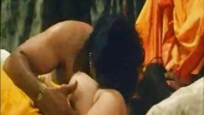 Due signore in un grande bagno porno gay italiani gratis al coperto nude insieme iniziano a toccarsi
